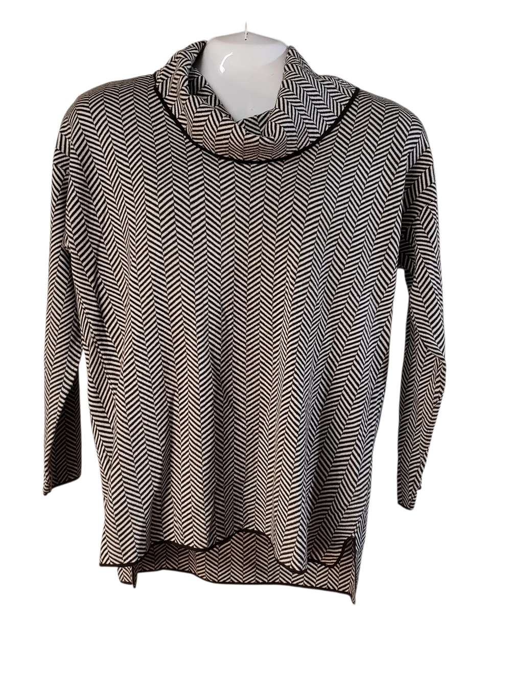 NWT Calvin Klein Women's Black and White Chevron Turtleneck Sweater Size L